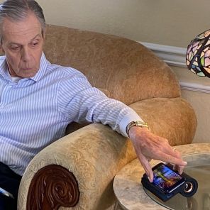 Easy Touch Speaker - bezprzewodowy głośnik i ładowarka 2w1