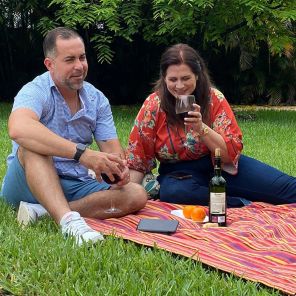 Easy Touch Speaker - bezprzewodowy głośnik i ładowarka 2w1